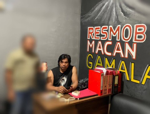 Kanit Resmob Macan Gamalama Polres Ternate bersama pelaku. Foto: Istimewa