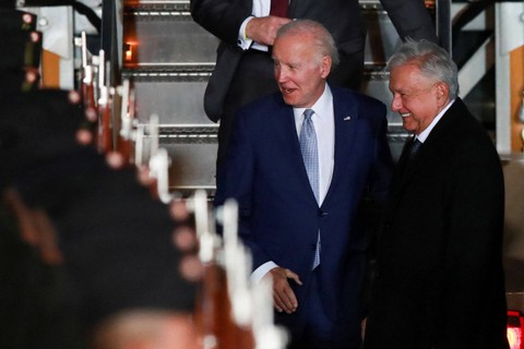 Presiden AS Joe Biden tiba di Bandara Internasional Felipe Angeles, Santa Lucia, Meksiko, Minggu (8/1/2023).  Foto: Henry Romero/REUTERS