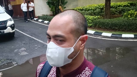 Suami Venna Melinda, Ferry Irawan keluar dari gedung Ditreskrimum Polda Jatim usai menjalani pemeriksaan, Senin (9/1/2022) Foto: Farusma Okta Verdian/kumparan