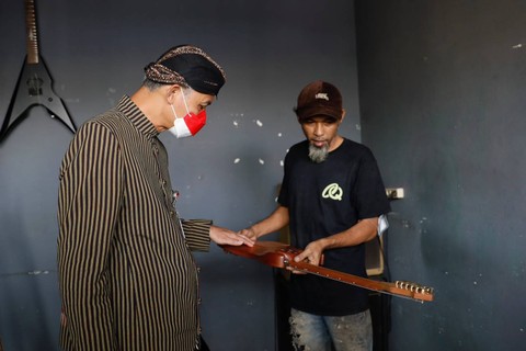 Ganjar Pranowo saat meninjau UMKM pengrajin gitar. Foto: Dok. Istimewa