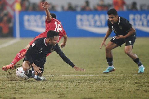 Pemain Timnas Indonesia Saddil Ramdani (kiri) berebut bola dengan pemain  Timnas Vietnam Pham Tuan Hai (tengah) dalam pertandingan leg 2 babak semifinal Piala AFF 2022 di Stadion Nasional My Dinh, Hanoi, Vietnam, Senin (9/1/2023).  Foto: Aditya Pradana Putra/ANTARA FOTO