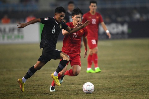 Pemain Timnas Indonesia Marselino Ferdinan (kiri) menggiring bola menghindari kejaran pemain Timnas Vietnam Nguyen Hoang Duc dalam pertandingan leg 2 babak semifinal Piala AFF 2022 di Stadion Nasional My Dinh, Hanoi, Vietnam, Senin (9/1/2023).  Foto: Aditya Pradana Putra/ANTARA FOTO