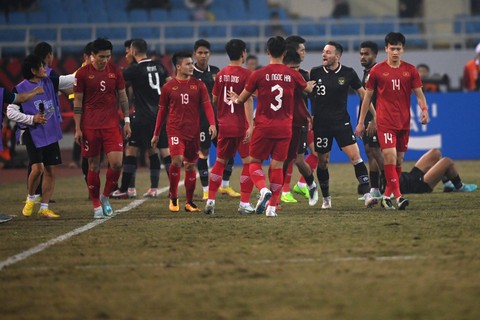 Pemain Timnas Indonesia Marc Klok (kedua kanan) bersitegang dengan para pemain Timnas Vietnam usai rekannya dilanggar keras dalam pertandingan leg 2 babak semifinal Piala AFF 2022 di Stadion Nasional My Dinh, Hanoi, Vietnam, Senin (9/1/2023). Foto: Aditya Pradana Putra/ANTARA FOTO