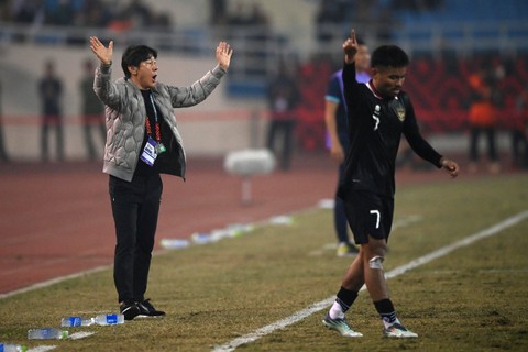 Pelatih Timnas Indonesia Shin Tae-yong bereaksi usai pemainnya dilanggar keras oleh pesepak bola Timnas Vietnam dalam pertandingan leg 2 babak semifinal Piala AFF 2022 di Stadion Nasional My Dinh, Hanoi, Vietnam, Senin (9/1/2023).  Foto: Aditya Pradana Putra/ANTARA FOTO