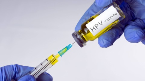 Ilustrasi vaksin HPV. Foto: OneSideProFoto/Shutterstock