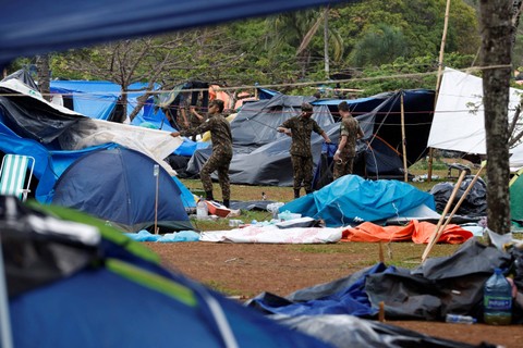 Militer Brasil bersihkan kamp yang ditinggalkan pendukung Jair Bolsonaro, di luar Markas Besar Angkatan Darat di Brasilia, Brasil. Foto: Ricardo Moraes/REUTERS