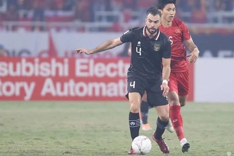 Pemain Timnas Indonesia Jordi Amat berebut bola dengan pemain Timnas Vietnam Doan Van Hau dalam pertandingan leg 2 babak semi final Piala AFF 2022 di Stadion Nasional My Dinh, Hanoi, Vietnam, Senin (9/1/2023). Foto: Instagram/@pssi