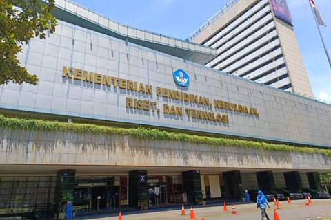 Gedung perkantoran Kementerian Pendidikan Kebudayaan Riset dan Teknologi (Kemendikbudristek) di Jalan Sudirman, Jakarta Pusat. Foto: Andika Ramadhan/kumparan