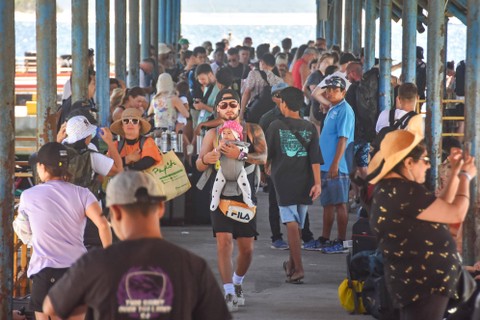Sejumlah wisatawan tiba di pelabuhan Gili Trawangan, Desa Gili Indah, Kecamatan Pemenang, Tanjung, Lombok Utara, NTB, Selasa (10/1/2023). Foto: Ahmad Subaidi/ANTARA FOTO