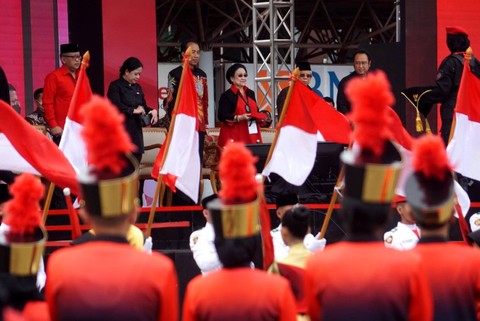 Presiden Jokowi bersama Ketua Umum PDIP Megawati Soekarnoputri di HUT ke-50 PDIP di JiExpo Kemayoran, Jakarta pada Selasa (10/1/2023). Foto: Iqbal Firdaus/kumparan