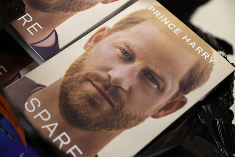 Buku "Spare" karya Pangeran Harry dari Inggris, Duke of Sussex dipajang di toko buku WHSmith, Stasiun Victoria, London, Senin (9/1/2023). Foto: Isabel Infantes/AFP