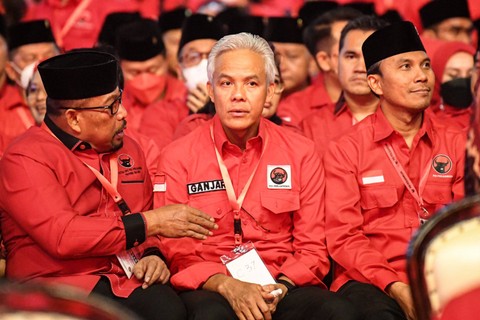 Ketua DPD PDI Perjuangan Provinsi Maluku Irjen Pol (Purn) Murad Ismail (kiri) berbincang dengan Gubernur Jawa Tengah Ganjar Pranowo (kedua kiri) saat perayaan HUT ke-50 PDI Perjuangan di JIExpo, Kemayoran, Jakarta, Selasa (10/1/2023).  Foto: M Risyal Hidayat/ANTARA FOTO