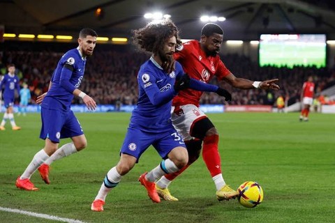 Pemain Chelsea Marc Cucurella beraksi bersama pemain Nottingham Forest Serge Aurier di Stadion The City Ground, Nottingham, Inggris, Minggu (1/1/2022). Foto: Action Images via Reuters/Andrew Couldridge
