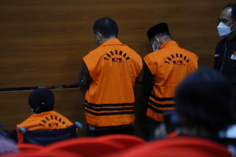 Sejumlah tersangka korupsi pengesahan RAPD Provinsi Jambi Tahun Anggaran 2017, dihadirkan di ruang konferensi pers KPK, Jakarta, Selasa (10/1/2023). Foto: Jamal Ramadhan/kumparan