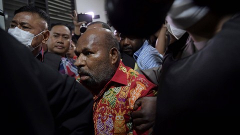 Gubernur Papua Lukas Enembe memasuki ruangan untuk menjalani pemeriksaan kesehatan di Paviliun Kartika, Rumah Sakit Pusat Angkatan Darat (RSPAD) Gatot Subroto, Jakarta, Selasa (10/1/2023). Foto: Indrianto Eko Suwarso/Antara Foto