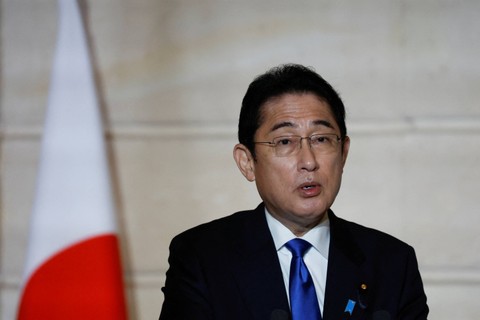 Perdana Menteri Jepang Fumio Kishida memberikan konpers usai melakukan pertemuan dengan Presiden Prancis Emmanuel Macron dan di Istana Elysee di Paris, Prancis. Foto: Gonzalo Fuentes/REUTERS