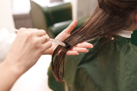 Ilustrasi mewarnai rambut. Foto: Andriiii/Shutterstock