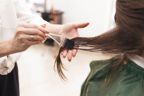 Ilustrasi mewarnai rambut. Foto: Andriiii/Shutterstock