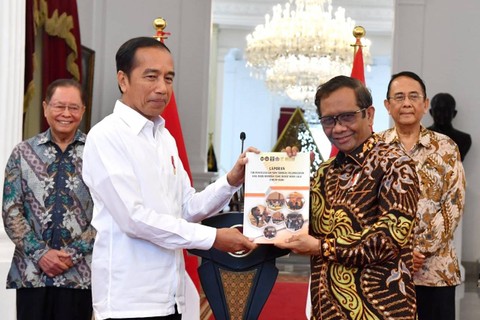 Presiden Jokowi menerima laporan Tim Penyelesaian Non-Yudisial Pelanggaran HAM (PPHAM) masa lalu di Istana Merdeka, Jakarta, Rabu (11/1/2023). Foto: Dok. Rusman - Biro Pers Sekretariat Presiden