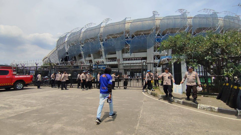 Suasana pengamanan di Stadion GBLA, Kota Bandung, menjelang laga antara Persib Bandung melawan Persija Jakarta. Foto: Rachmadi Rasyad/kumparan