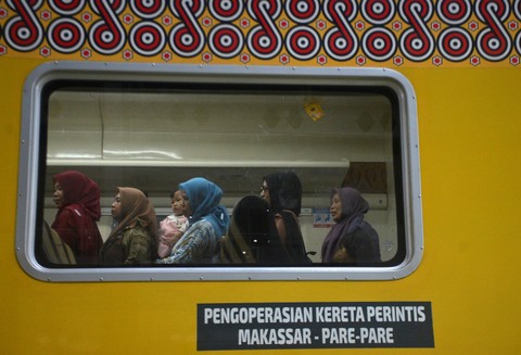 Sejumlah warga berada di dalam gerbongi kereta api di Stasiun Maros, Sulawesi Selatan, Selasa (10/1/2023). Foto: Abriawan Abhe/ANTARA FOTO
