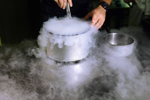 Ilustrasi nitrogen cair untuk makanan. Foto: kaband/Shutterstock
