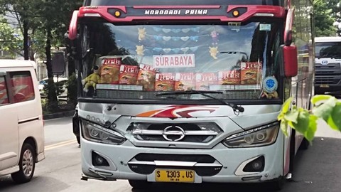 Bus Mira terlibat tabrakan karambol dengan truk dan mobil pribadi di Jalan Slamet Riyadi, Solo, Rabu (11/01/2023). FOTO: Agung Santoso