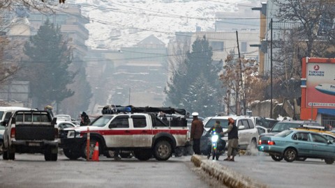 Pasukan keamanan Taliban memblokir jalan setelah ledakan bunuh diri di dekat kementerian luar negeri Afghanistan di Lapangan Zanbaq di Kabul pada Rabu (11/1/2023). Foto: Wakil Kohsar/AFP
