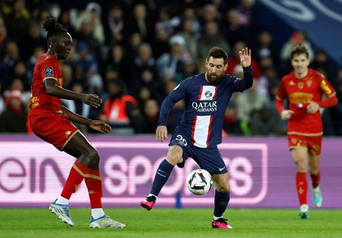 Lionel Messi dari Paris St Germain duel dengan Batista Mendy dari Angers saat pertandingan di Parc des Princes, Paris, Prancis. Foto: Gonzalo Fuentes/Reuters