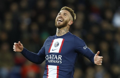 Ekspresi Sergio Ramos dari Paris St Germain saat melawan Angers pada pertandingan di Parc des Princes, Paris, Prancis. Foto: Gonzalo Fuentes/Reuters