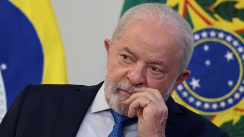 Presiden Brasil Luiz Inacio Lula da Silva saat pertemuan dengan anggota parlemen di Istana Planalto di Brasilia pada Rabu (11/1/2023). Foto: Evaristo SA / AFP