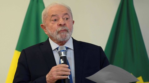 Presiden Brasil Luiz Inacio Lula da Silva saat pertemuan dengan anggota parlemen di Istana Planalto di Brasilia pada Rabu (11/1/2023). Foto: Evaristo SA / AFP