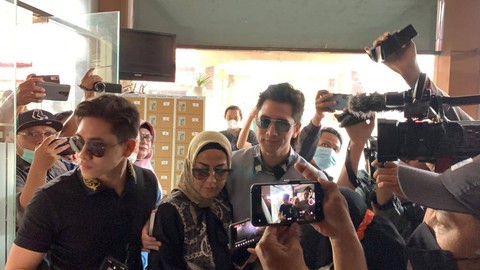 Artis Venna Melinda didampingi kedua anaknya, Verrell Bramasta (kanan) dan Athalla Naufal (kiri) didampingi pengacara Hotman Paris Hutapea saat mendatangi Ditreskrimum Polda Jatim dalam pemanggilan tambahan atas kasus KDRT, Kamis (12/1/2022). Foto: Farusma Okta Verdian/kumparan