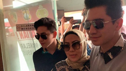 Artis Venna Melinda didampingi kedua anaknya, Verrell Bramasta (kanan) dan Athalla Naufal (kiri) didampingi pengacara Hotman Paris Hutapea saat mendatangi Ditreskrimum Polda Jatim dalam pemanggilan tambahan atas kasus KDRT, Kamis (12/1/2022). Foto: Farusma Okta Verdian/kumparan