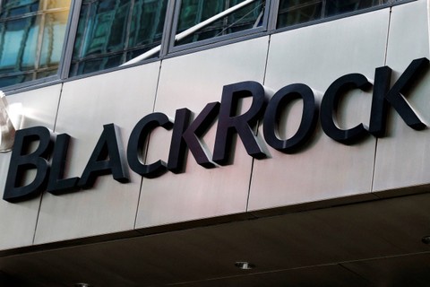 Logo BlackRock terlihat di luar kantornya di New York City, AS, 17 Oktober 2016. Foto: Brendan McDermid/Reuters