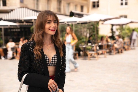 Tokoh Emily Cooper dalam serial Emily in Paris. Foto: Instagram/@emilyinparis