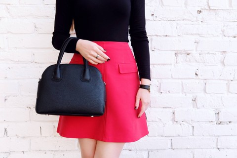 Ilustrasi perempuan mengenakan tas. Foto: Viktoria Minkova/Shutterstock