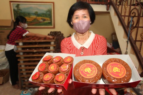 Perajin menunjukkan kue keranjang di kawasan Kalidami, Surabaya, Jawa Timur, Kamis (12/1/2023). Foto: Didik Suhartono/ANTARA FOTO