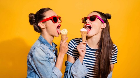 Ilustrasi perempuan makan es bareng. Foto: Roman Samborskyi/Shutterstock