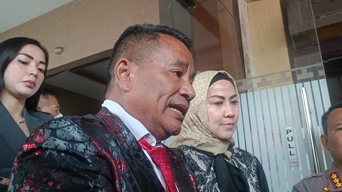 Venna Melinda (kanan) didampingi oleh Hotman Paris Hutapea (kiri) usai menjalani pemeriksaan tambahan dalam kasus KDRT di Ditreskrimum Polda Jatim, Kamis (12/1/2022). Foto: Farusma Okta Verdian/kumparan