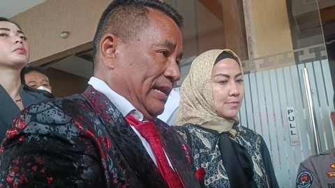 Venna Melinda (kanan) didampingi oleh Hotman Paris Hutapea (kiri) usai menjalani pemeriksaan tambahan dalam kasus KDRT di Ditreskrimum Polda Jatim, Kamis (12/1/2022). Foto: Farusma Okta Verdian/kumparan