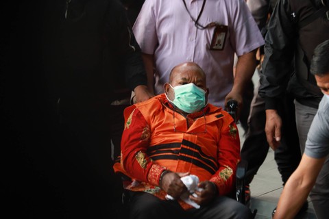 Gubernur nonaktif Papua Lukas Enembe tiba di Gedung KPK, Jakarta, Kamis (12/1/2023). Foto: Jamal Ramadhan/kumparan