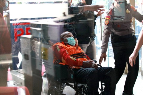 Gubernur nonaktif Papua Lukas Enembe tiba di Gedung KPK, Kamis (12/1/2023). Foto: Jamal Ramadhan/kumparan
