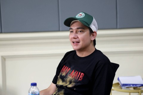 Cast Film Bayi Ajaib, Adipati Dolken, saat media visit ke kantor kumparan, Rabu (12/1/2023). Foto: Melly Meiliani/kumparan