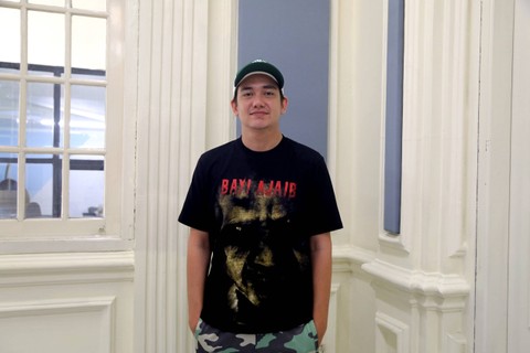 Cast Film Bayi Ajaib, Adipati Dolken, saat media visit ke kantor kumparan, Rabu (12/1/2023). Foto: Melly Meiliani/kumparan