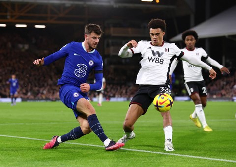 Pemain Chelsea Cesar Azpilicueta duel dengan pemain Fulham Antonee Robinson saat pertandingan di Craven Cottage, London, Inggris. Foto: David Klein/Reuters