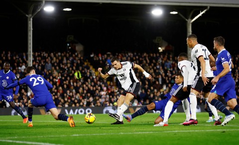 Pemain Fulham Joao Palhinha menembak ke arah gawang saat pertandingan di Craven Cottage, London, Inggris. Foto: Peter Cziborra/Reuters