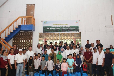 PTPN XIII foto bersama penerima bantuan sembako di Ngabang, Kalbar. Foto: Dok. PTPN XIII