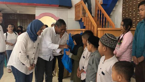 Senior Executive Vice President (SEVP) Operation I, Khayamuddin Panjaitan mewakili BoM PTPN XIII memberikan bantuan kepada fakir miskin dan anak-anak yatim. Foto: Dok. PTPN XIII