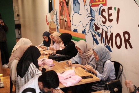 Relawan Srikandi Ganjar Sulsel menggelar workshop dengan tema Make Your Own Accesories With HoraCraft di Sei Timor, Kota Makassar, Jumat (13/1/2023). Foto: Dok. Istimewa